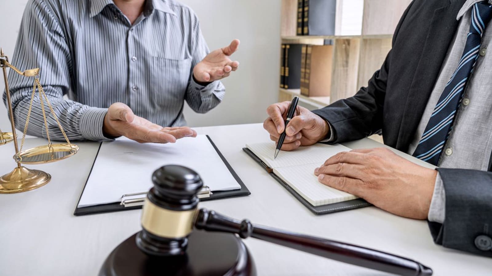 Yüksek kalitede hukuki danışmanlık sağlamayı hedeflemektedir.